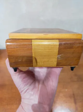 Scatola porta sigari in legno con carillon