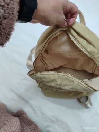 Mochila beige acolchada
