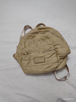 Mochila beige acolchada