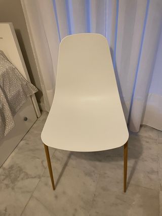 Silla blanca moderna patas imitacion madera
