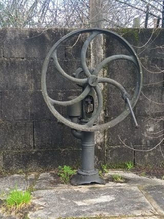 Bomba de agua forjada de hierro antigua