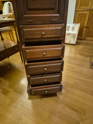 Cajonera de madera oscura