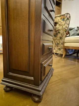 Cajonera de madera oscura