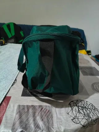 Mochila deportiva verde y negra