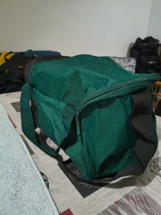 Mochila deportiva verde y negra