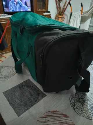 Mochila deportiva verde y negra
