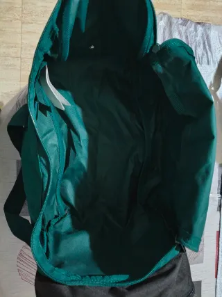 Mochila deportiva verde y negra