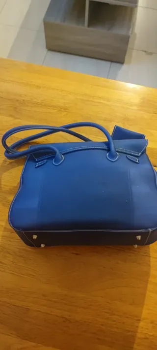 Bolso azul con estampado floral