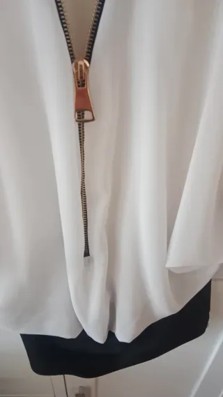 Blusa blanca INSIDE con cremallera dorada