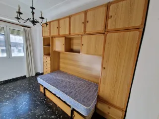 Mueble cama individual con armarios de madera