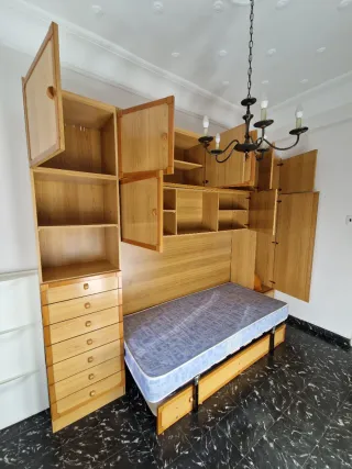 Mueble cama individual con armarios de madera