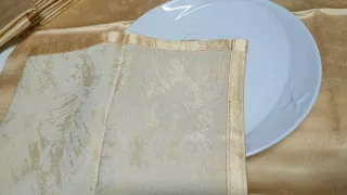 Tovaglioli in tessuto beige e oro