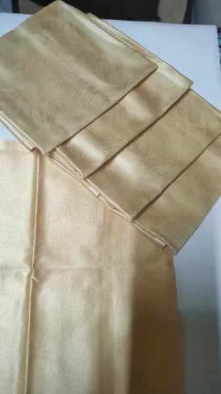 Tovaglioli in tessuto beige e oro