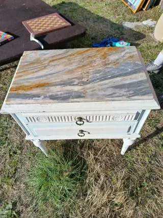 Mesita de noche de mármol y madera