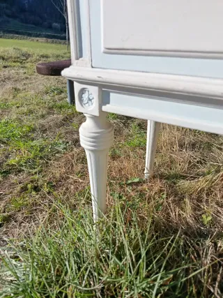 Mesita de noche de mármol y madera