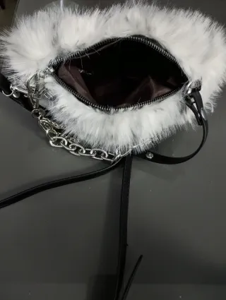 Bolso pelo blanco y negro con cadenas