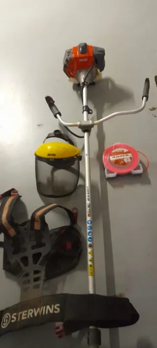 Desbrozadora Sterwins con arnés y pantalla