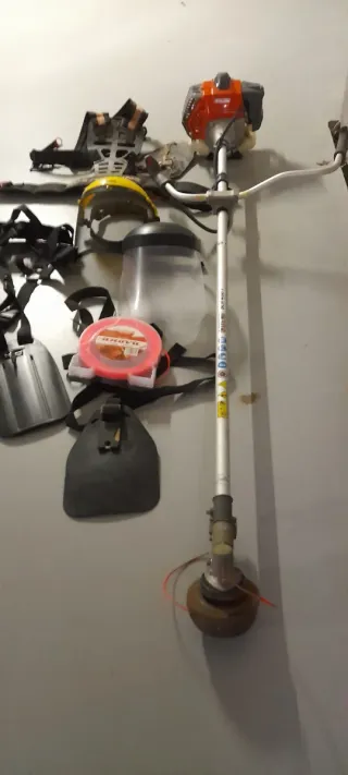 Desbrozadora Sterwins con arnés y pantalla