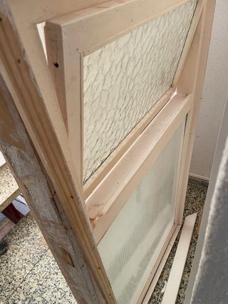 Ventana de madera cristal texturizado