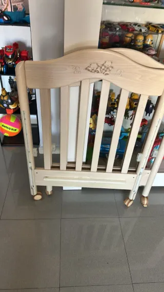 Cuna de madera con móvil