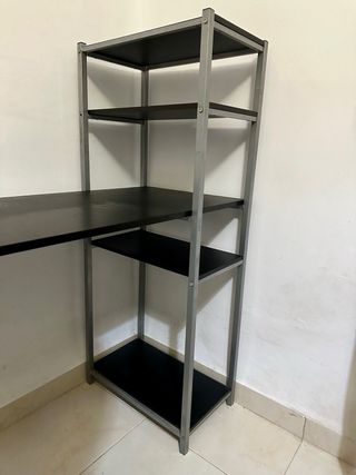 Escritorio con estantería