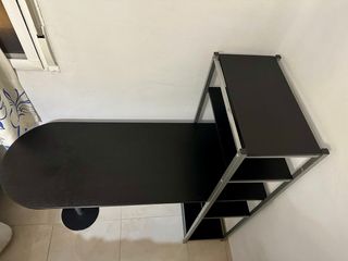 Escritorio con estantería