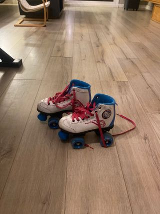 Patines de ruedas blancos y rosas