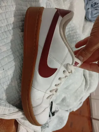 Zapatillas Nike blancas y burdeos