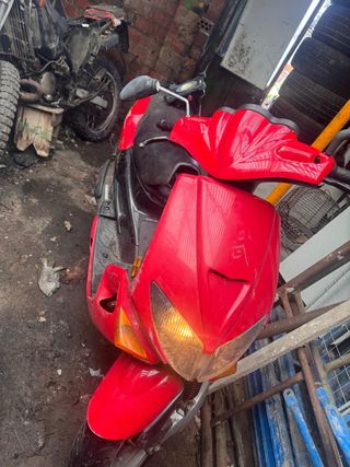 Moto Scooter Roja y Negra