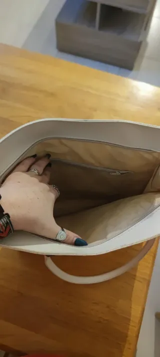 Bolso beige con estampado de puntos