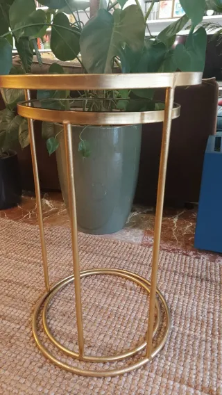 Mesas auxiliares nido espejo y metal dorado