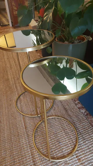 Mesas auxiliares nido espejo y metal dorado