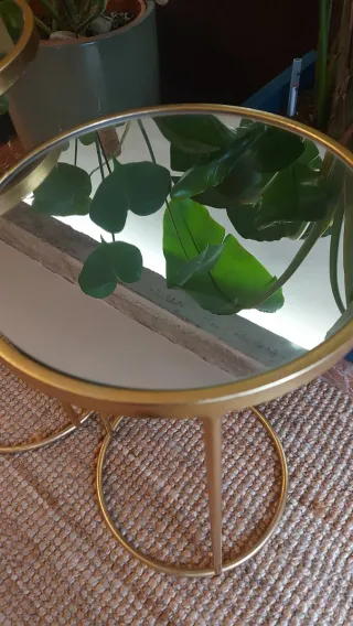 Mesas auxiliares nido espejo y metal dorado