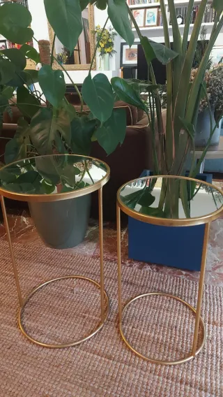 Mesas auxiliares nido espejo y metal dorado