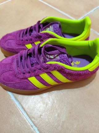 Zapatillas Adidas Moradas y Amarillas