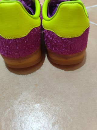 Zapatillas Adidas Moradas y Amarillas