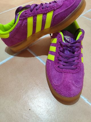 Zapatillas Adidas Moradas y Amarillas