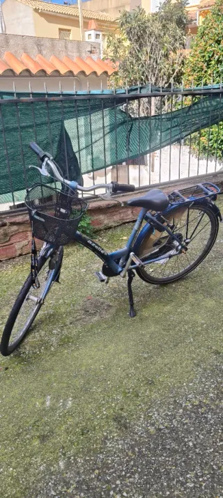 Bicicleta azul Gazelle con cesta