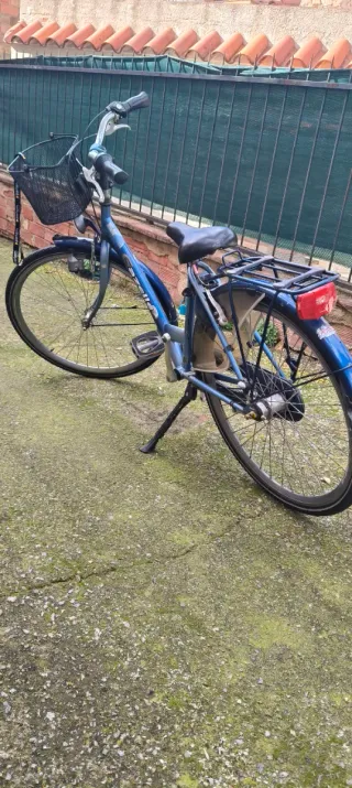 Bicicleta azul Gazelle con cesta