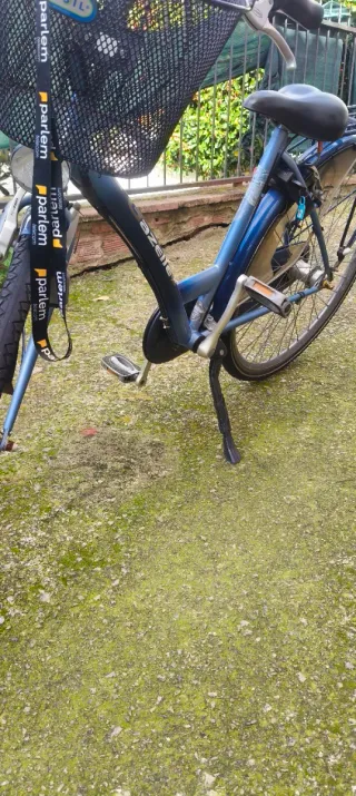 Bicicleta azul Gazelle con cesta