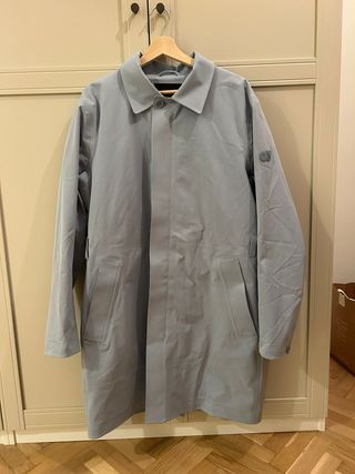 Parka azul Alpha Tauri con cinturón