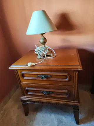 Mesita de noche de madera