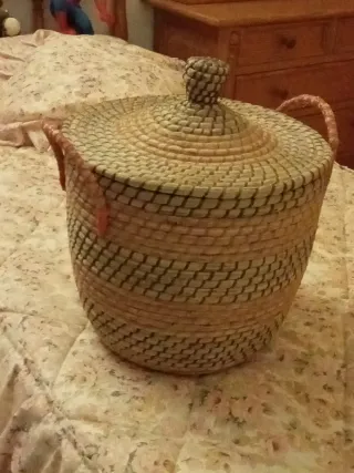 Cesta de mimbre con tapa