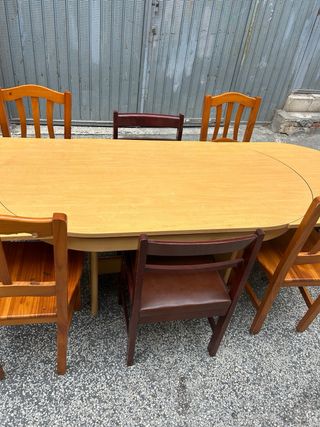 Mesa ovalada y 4 sillas de madera