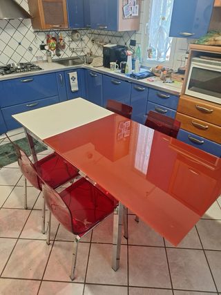 Tavolo Vetro Rosso con 4 Sedie Rosse