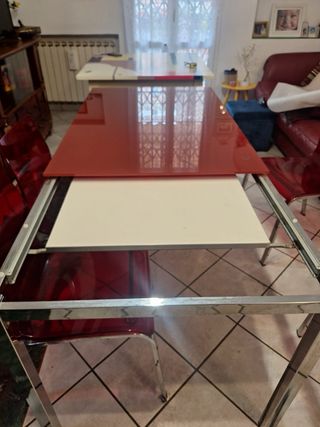Tavolo Vetro Rosso con 4 Sedie Rosse
