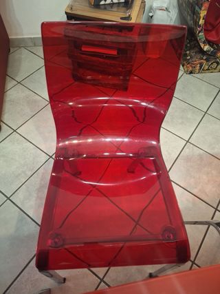 Tavolo Vetro Rosso con 4 Sedie Rosse