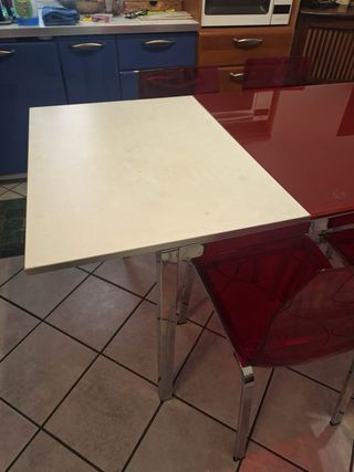 Tavolo Vetro Rosso con 4 Sedie Rosse