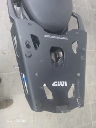 Baúl Top Case Moto para 2 Cascos + soporte GIVI