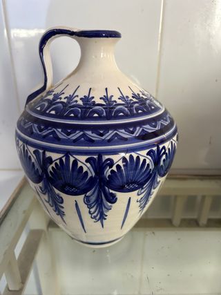 Jarrón de cerámica azul y blanco
